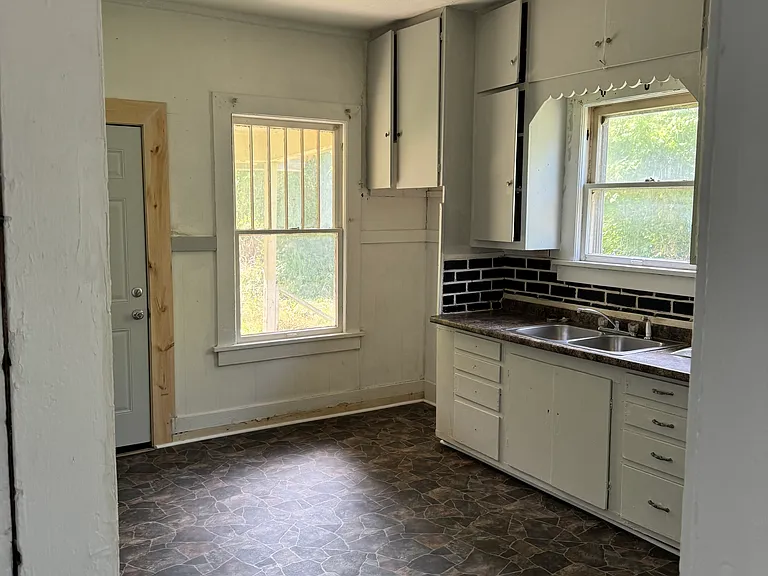 921 S Ellis St — Photo 4