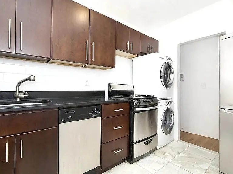 243 E 18th St #6 — Photo 4