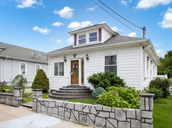 385 Eddy St, Fall River, MA 02723
