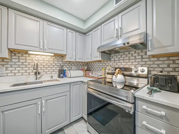 502 Oak St APT 9, Brockton, MA 02301