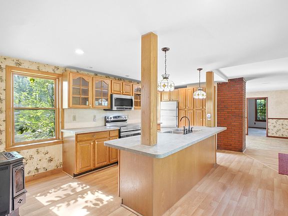 4th image of 808 Royalsborough Road