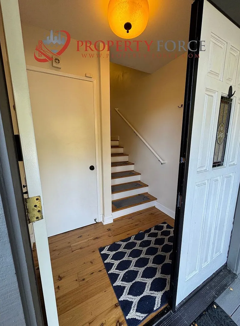 Private 3 bedroom 2.5 bath with 2 car attached garage — Photo 3