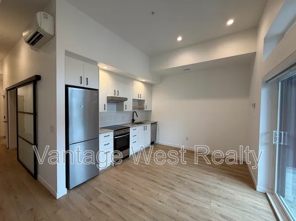 660 Cawston Ave #110, Kelowna, BC V1Y 9M1