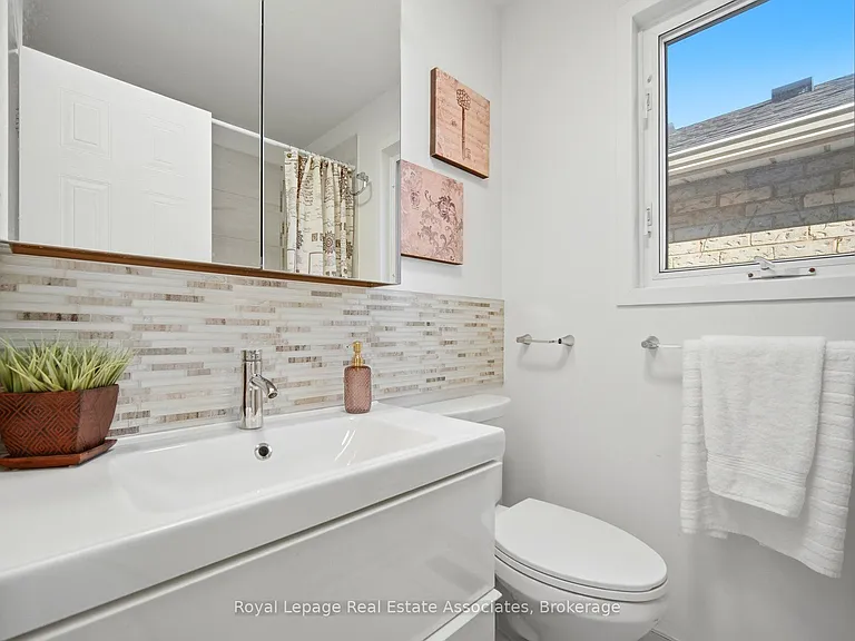 1308 Valerie Cres — Photo 23