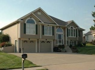 500 Fletcher Ct, Smithville, MO 64089