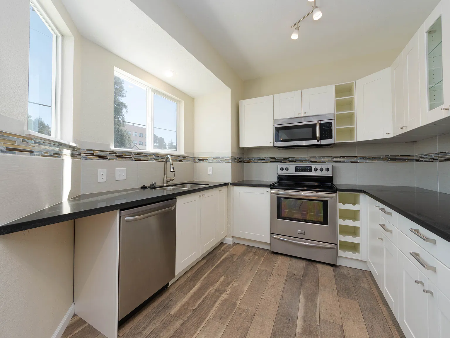 3 bed, 2.0 bath, 950 sqft, $3,450 — Photo 2