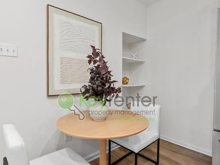 407 Park Ave — Photo 6