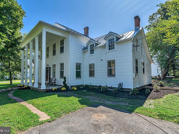 2nd image of 637 Oak St