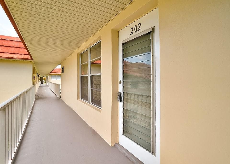 1st image of 47 Woodland Dr