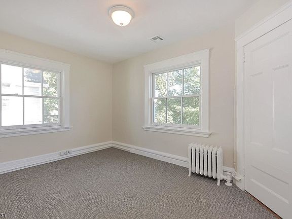5th image of 210 Bellevue Ave #2