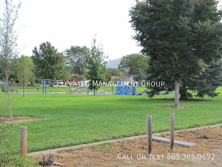 Spacious 2bedroom/1bath In The Ne Hights, Ready For Immediate Move-In! — Photo 3