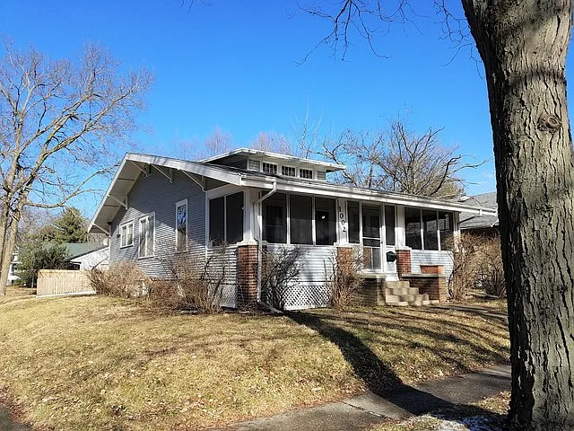 1002 E Washington St photo 1