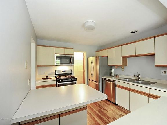 4th image of 198 Camden Ct Unit V2