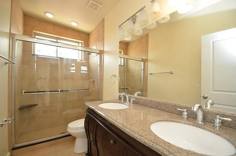 222 E Rochelle St — Photo 5
