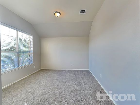 3rd image of 936 Deer Valley Dr