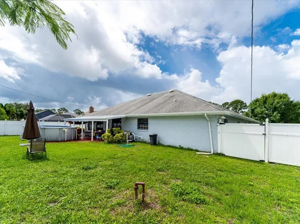 863 SE Sweetbay Avenue, Port St Lucie, FL 34983