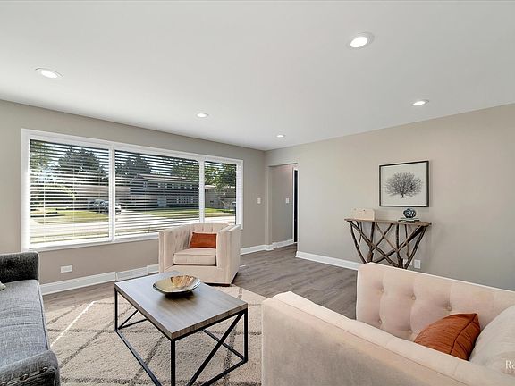 Large Living room - Ideal for family and friends!