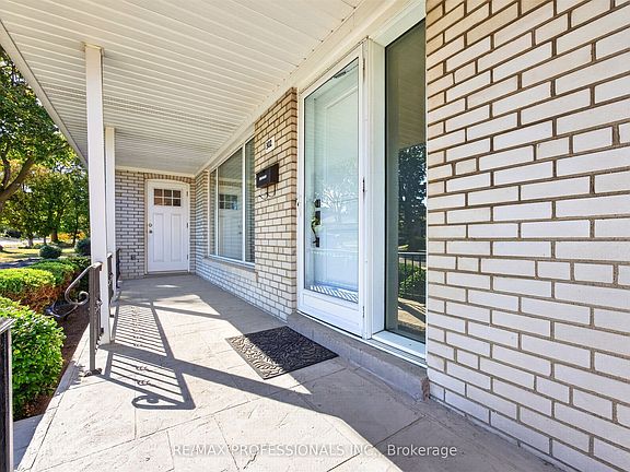 4th image of 302 La Rose Ave