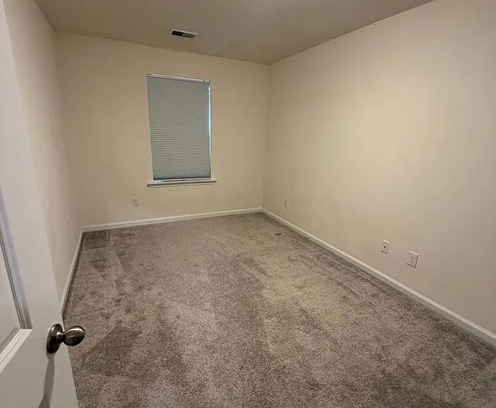 419 Trotters Ln — Photo 4