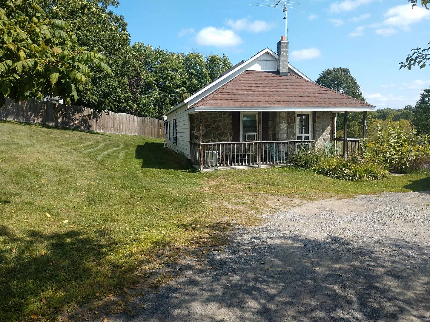 3 bed, 1.0 bath, 1200 sqft, $1,695 — Photo 1
