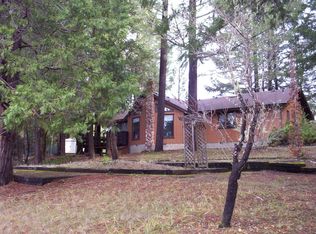 800 Shadywood Dr, Cave Junction, OR 97523