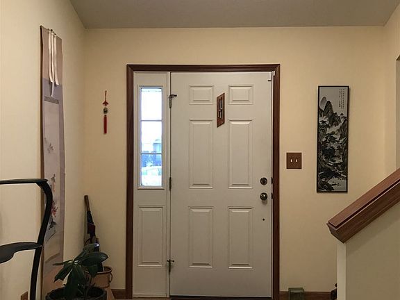 Lofted ceiling foyer adds dimesion