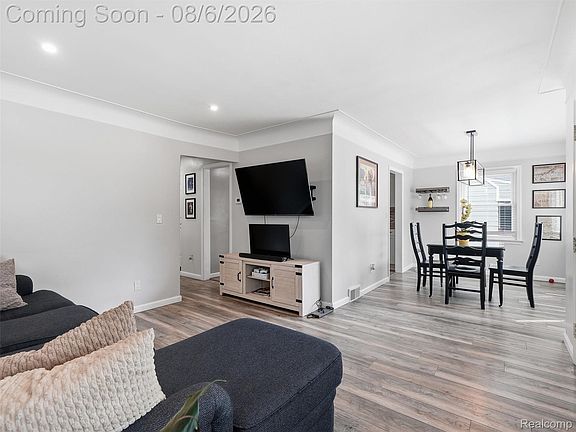 4th image of 1209 Wyandotte Ave