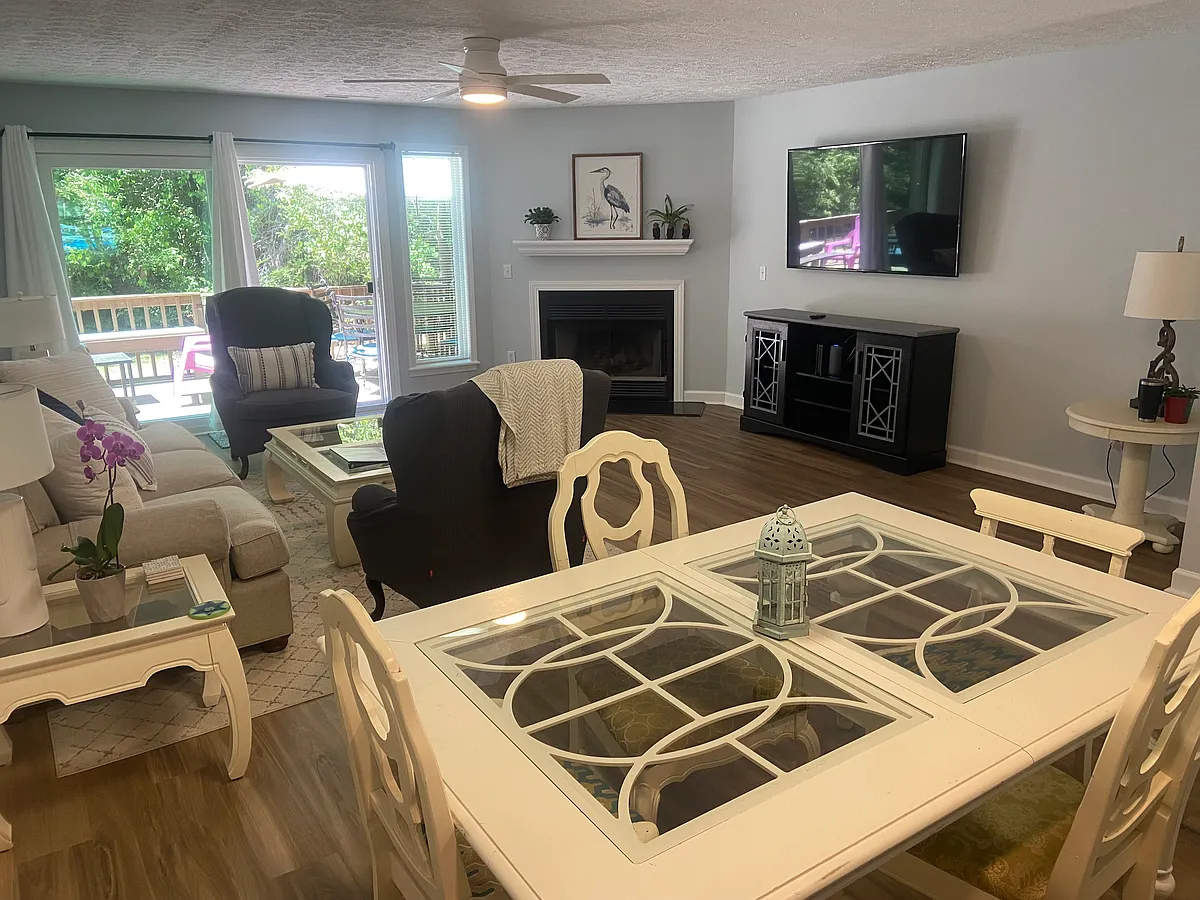 Large, open living & dining areas - 6328 Wrightsville Ave #C3