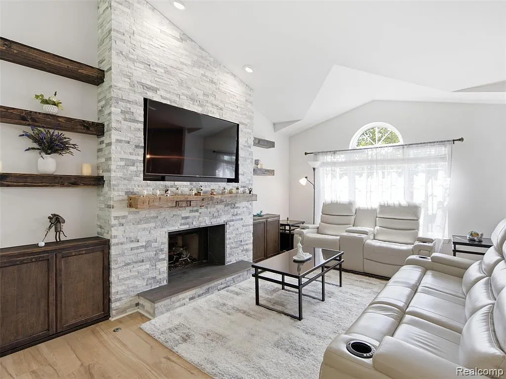 3 bed, 2.5 bath, 2448 sqft, $2,500 — Photo 2