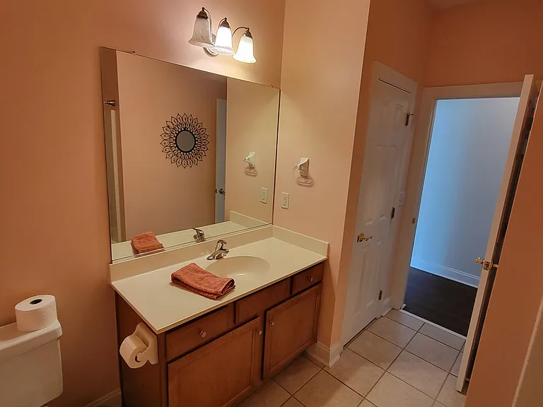 Hall bathroom with full tub/shower