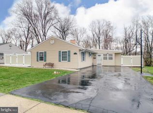 518 Parkway Dr, Fairless Hills, PA