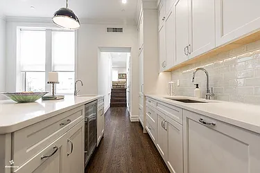 Rented by Dixon Advisory USA Inc.