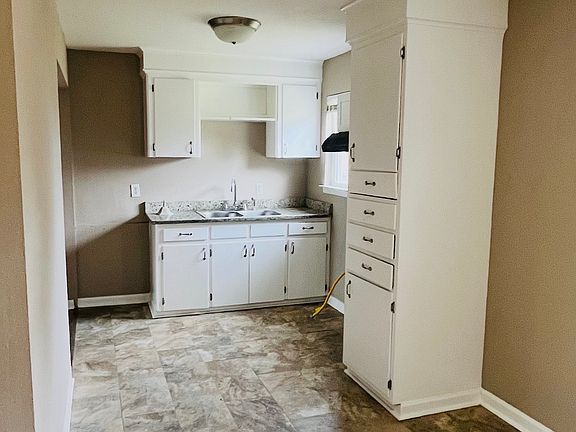 4th image of 704 Rose Ln