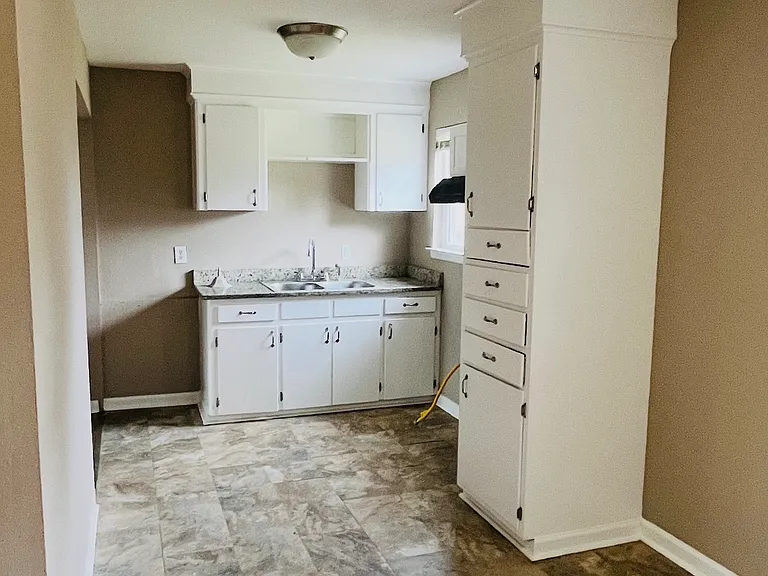 704 Rose Ln — Photo 4