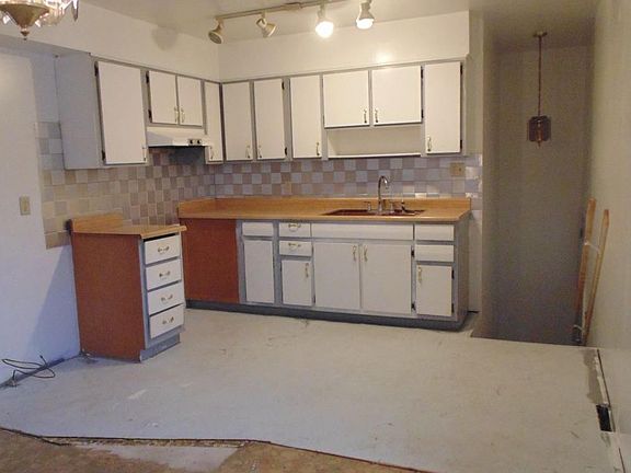 4th image of 2754 Wayne St