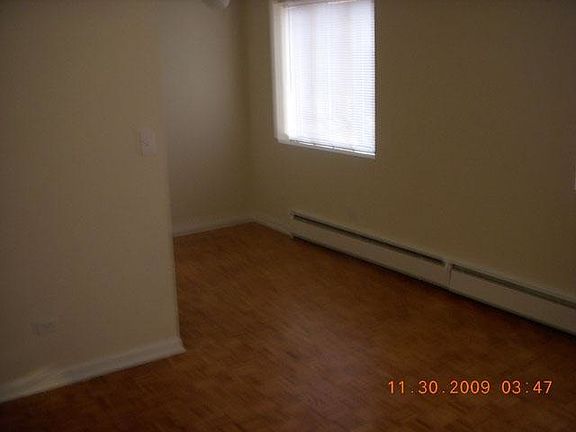 4th image of 453 W Oakdale Ave