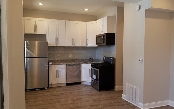 4th image of 824 S Claremont Ave #1