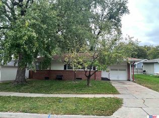 1820 Sunny Hill Rd, Lincoln, NE 68502