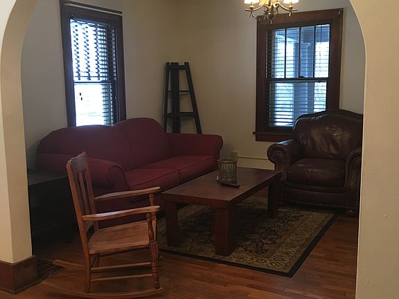 3rd image of 708 W Maple St