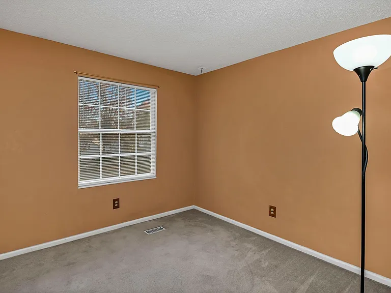 100 Woodspur Rd — Photo 29