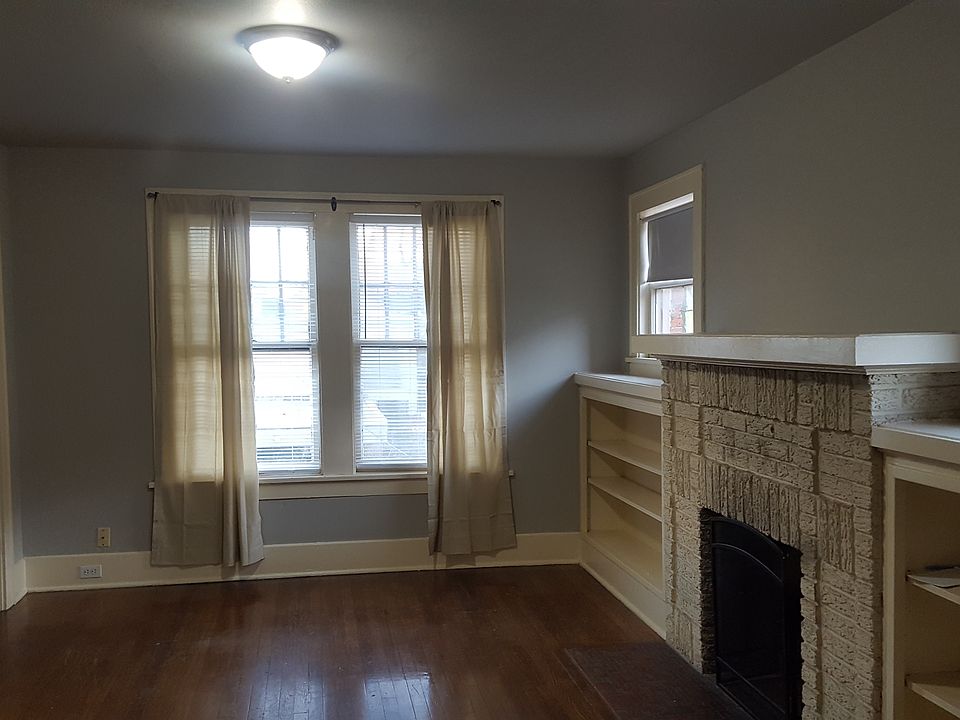 lingving room with fire place