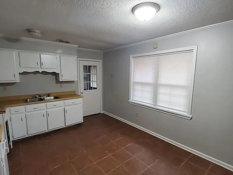 5046 Gray Dr — Photo 2