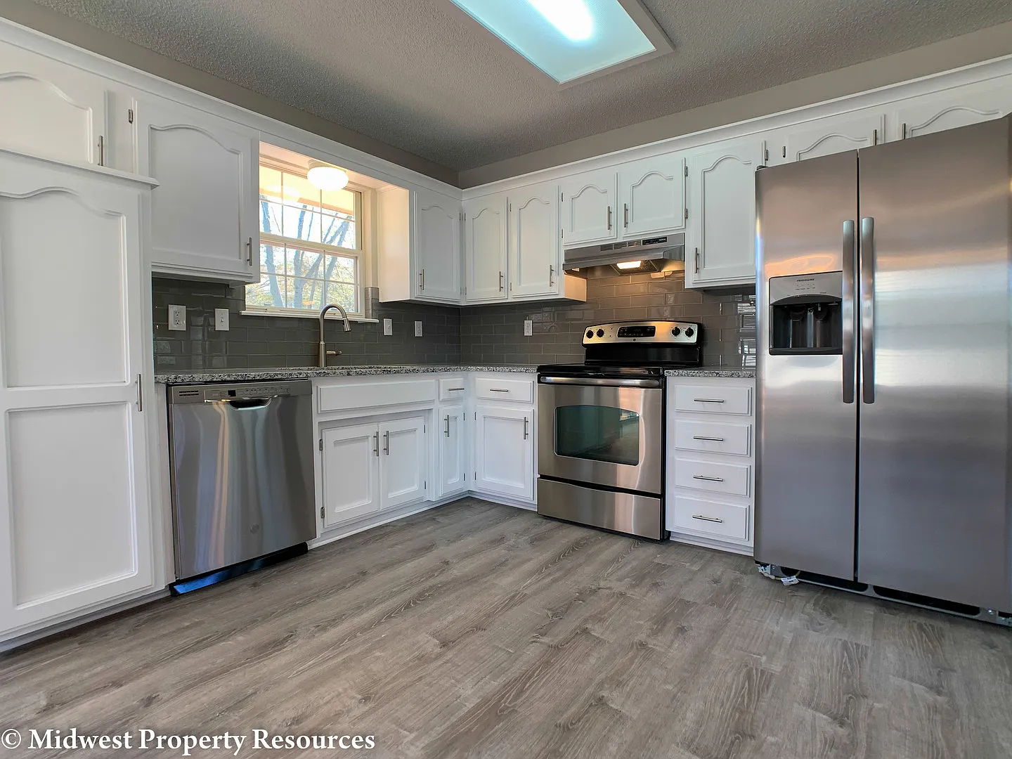 Wow! Everything is new! 3 bedrooms, 2.5 baths with a fenced backyard! — Photo 4