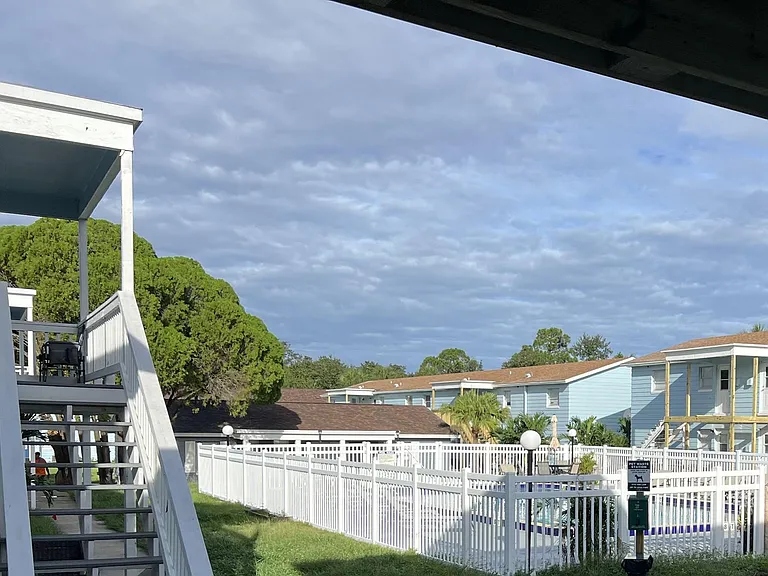 Manatee Bay Apartments — Photo 36