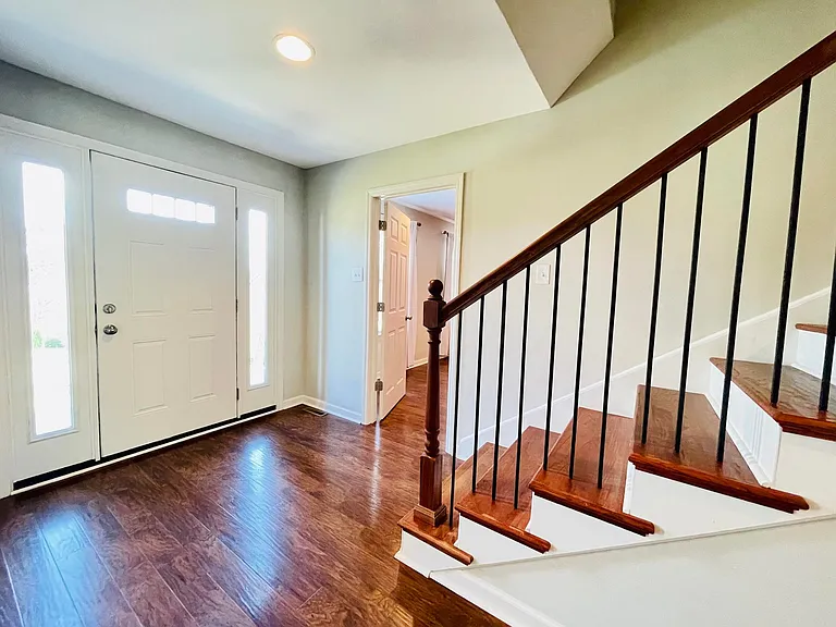 223 Raintree Ln — Photo 3