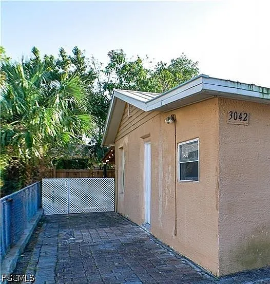 3042 Douglas Ave