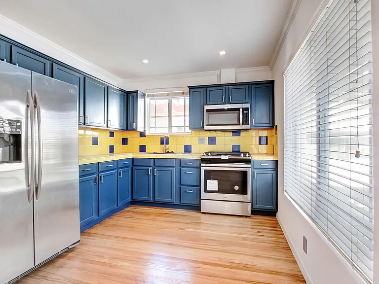 807 5th Street in Santa Monica. Steps to Montana Ave and 5 blocks to the beach! — Photo 2