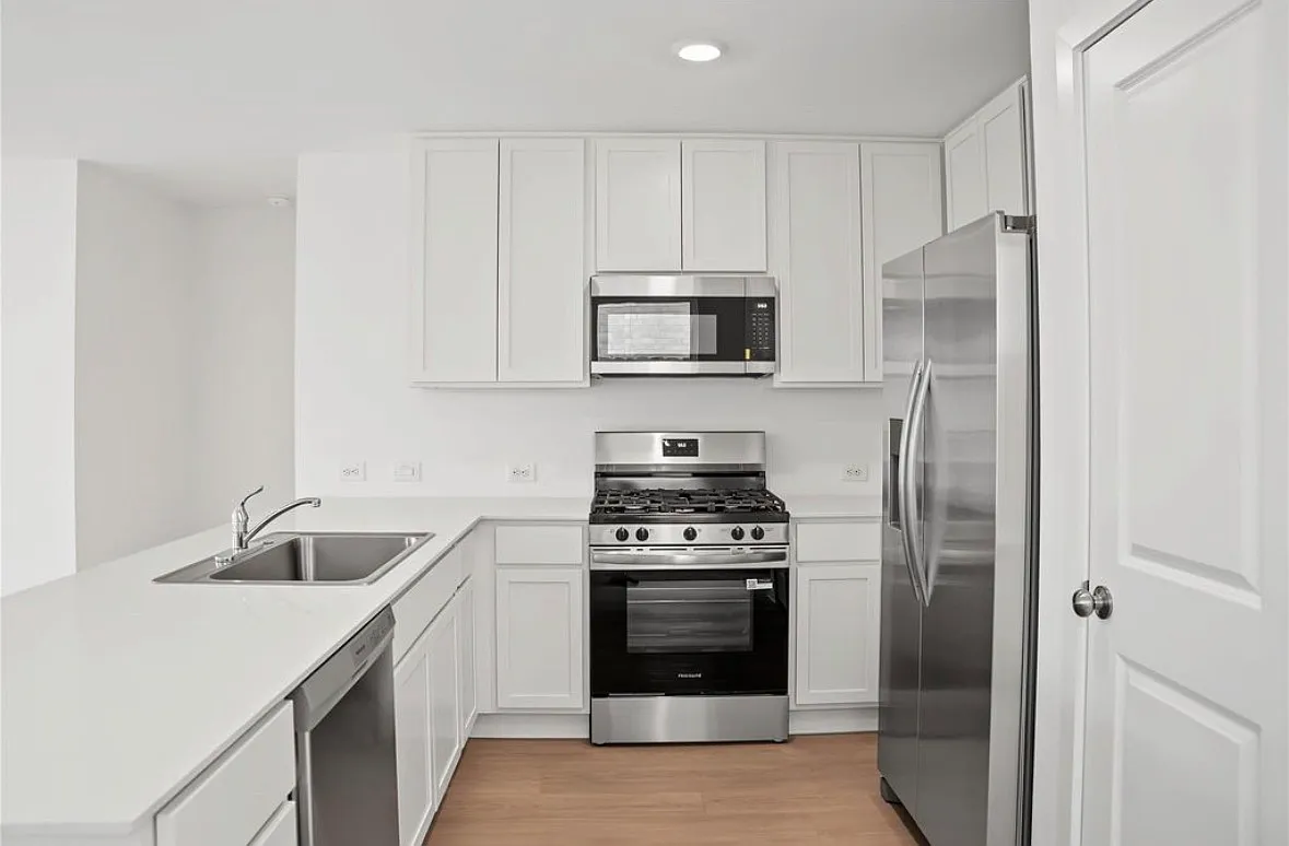 3 bed, 1325 sqft, $2,000 — Photo 2