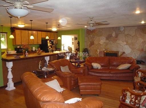 4th image of 2120 Surrey Ln