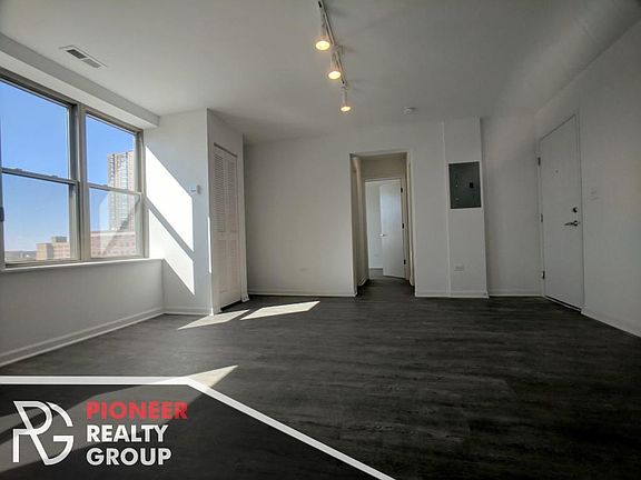 4th image of 940 W Winona St APT 704